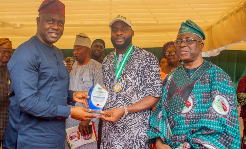 Adebo Ogundoyin Receives Teachers’ Leadership, Humanitarian Service Award