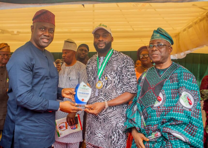 Adebo Ogundoyin Receives Teachers’ Leadership, Humanitarian Service Award